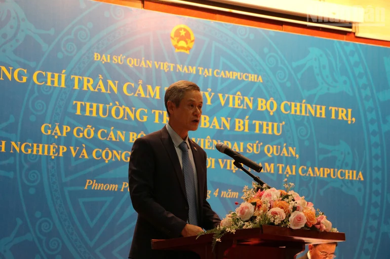 Thường trực Ban Bí thư Trần Cẩm Tú gặp gỡ cán bộ, nhân viên Đại sứ quán và cộng đồng người Việt Nam tại Campuchia Thường trực Ban Bí thư Trần Cẩm Tú gặp gỡ cán bộ, nhân viên Đại sứ quán và cộng đồng người Việt Nam tại Campuchia