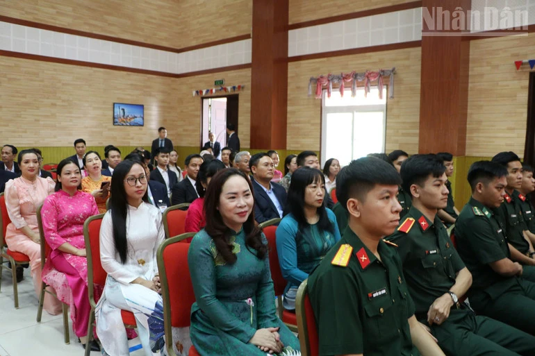 Thường trực Ban Bí thư Trần Cẩm Tú gặp gỡ cán bộ, nhân viên Đại sứ quán và cộng đồng người Việt Nam tại Campuchia Thường trực Ban Bí thư Trần Cẩm Tú gặp gỡ cán bộ, nhân viên Đại sứ quán và cộng đồng người Việt Nam tại Campuchia