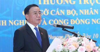 Thường trực Ban Bí thư Trần Cẩm Tú gặp gỡ cộng đồng người Việt Nam tại Campuchia