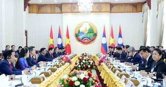 Thường trực Ban Bí thư Trần Cẩm Tú hội kiến Thủ tướng Lào
