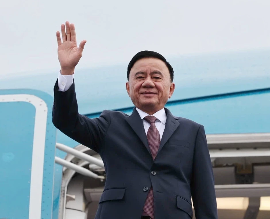 Thường trực Ban Bí thư Trần Cẩm Tú lên đường thăm chính thức Singapore Thường trực Ban Bí thư Trần Cẩm Tú lên đường thăm chính thức Singapore