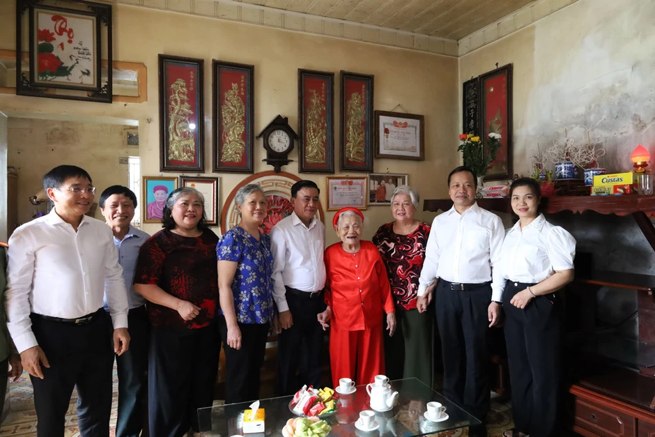 Thường trực Ban Bí thư Trần Cẩm Tú thăm, tặng quà gia đình chính sách tại Điện Biên