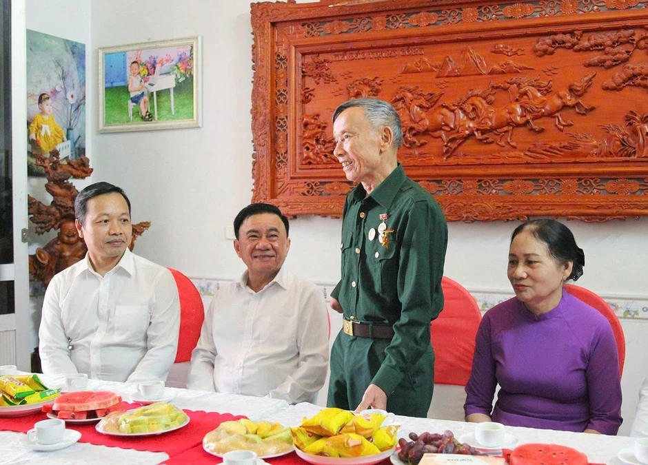 Thường trực Ban Bí thư Trần Cẩm Tú thăm, tặng quà gia đình chính sách tại Điện Biên