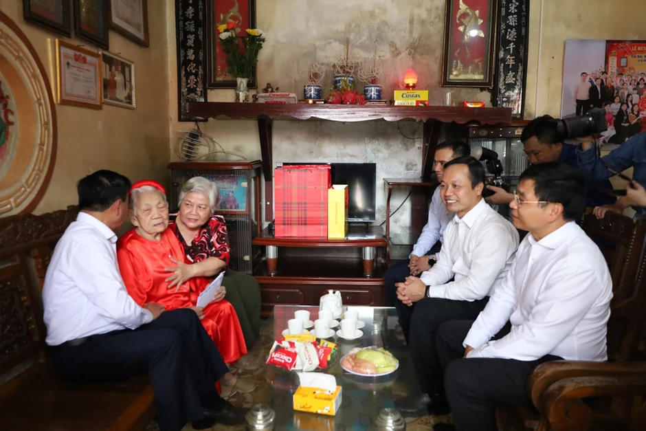Thường trực Ban Bí thư Trần Cẩm Tú thăm, tặng quà gia đình chính sách tại Điện Biên