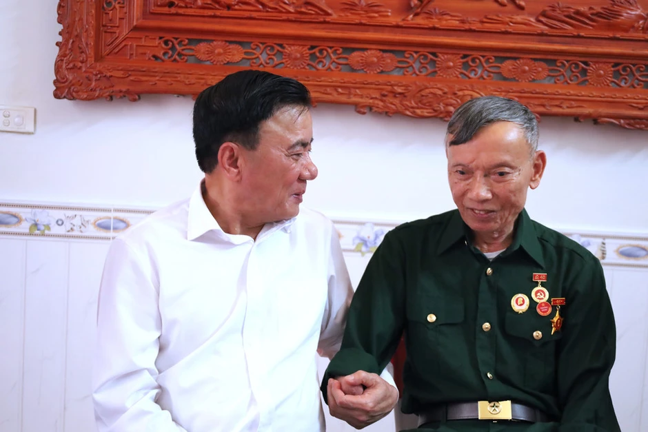 Thường trực Ban Bí thư Trần Cẩm Tú thăm, tặng quà gia đình chính sách tại Điện Biên