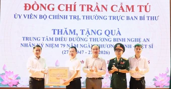 Thường trực Ban Bí thư Trần Cẩm Tú thăm và tặng quà Trung tâm điều dưỡng thương binh Nghệ An