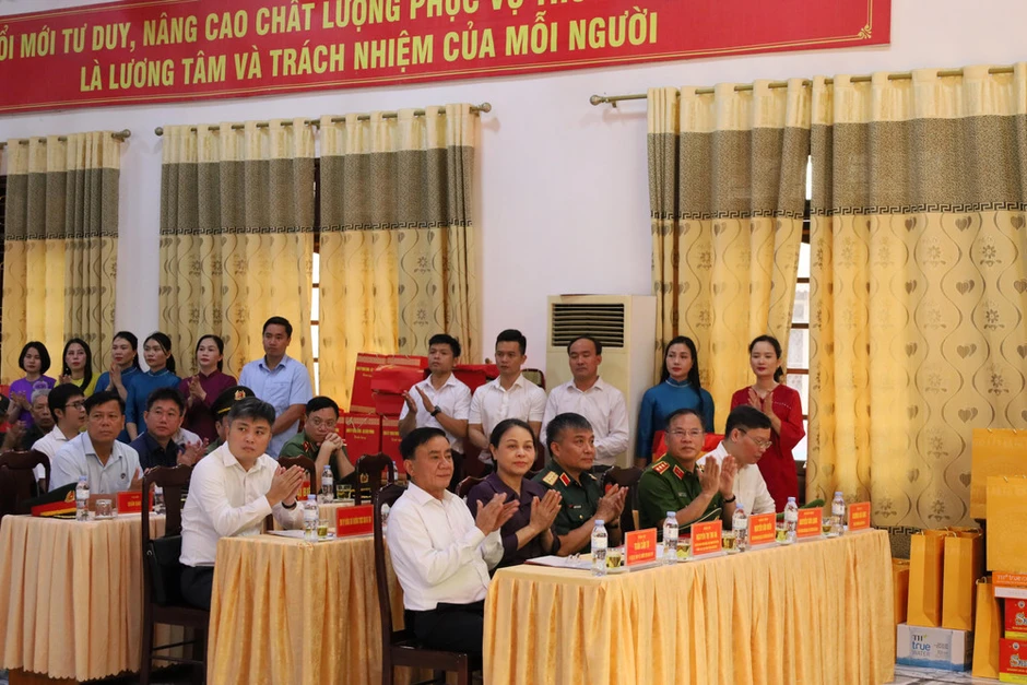 Thường trực Ban Bí thư Trần Cẩm Tú thăm và tặng quà Trung tâm điều dưỡng thương binh Nghệ An Thường trực Ban Bí thư Trần Cẩm Tú thăm và tặng quà Trung tâm điều dưỡng thương binh Nghệ An