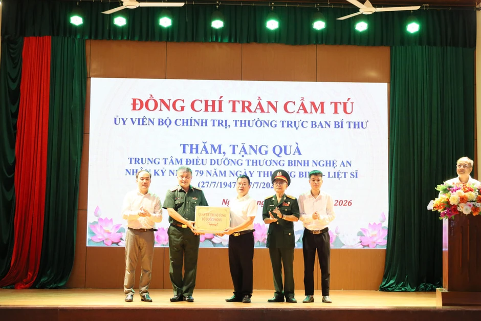 Thường trực Ban Bí thư Trần Cẩm Tú thăm và tặng quà Trung tâm điều dưỡng thương binh Nghệ An Thường trực Ban Bí thư Trần Cẩm Tú thăm và tặng quà Trung tâm điều dưỡng thương binh Nghệ An