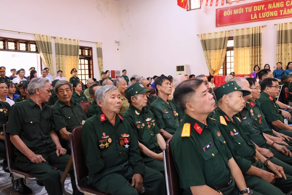 Thường trực Ban Bí thư Trần Cẩm Tú thăm và tặng quà Trung tâm điều dưỡng thương binh Nghệ An Thường trực Ban Bí thư Trần Cẩm Tú thăm và tặng quà Trung tâm điều dưỡng thương binh Nghệ An