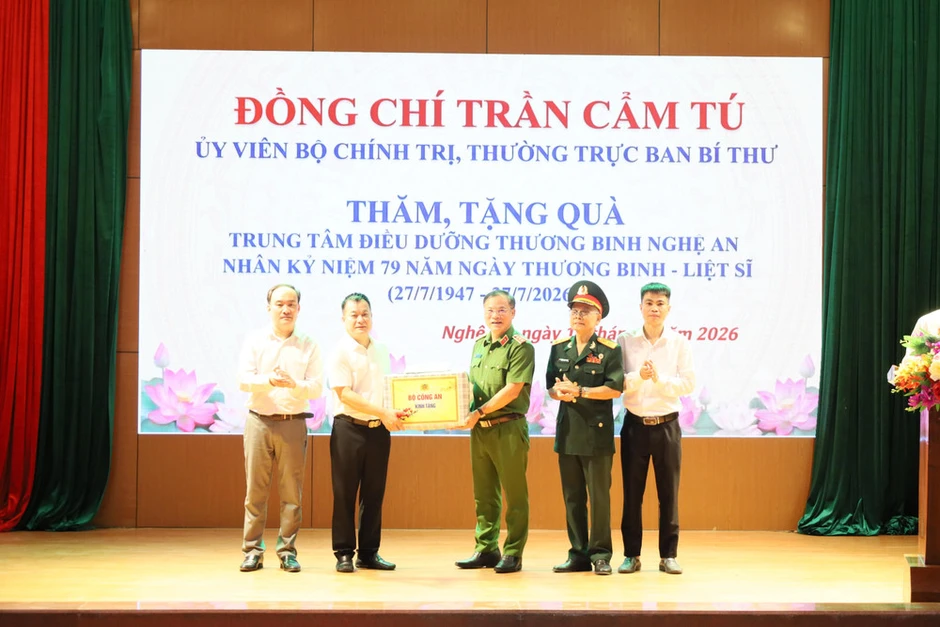 Thường trực Ban Bí thư Trần Cẩm Tú thăm và tặng quà Trung tâm điều dưỡng thương binh Nghệ An Thường trực Ban Bí thư Trần Cẩm Tú thăm và tặng quà Trung tâm điều dưỡng thương binh Nghệ An