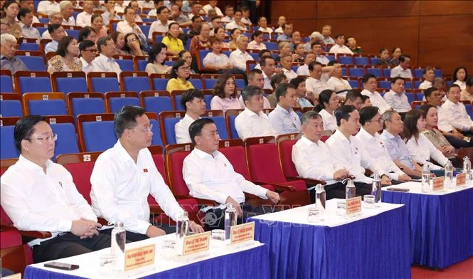 Thường trực Ban Bí thư Trần Cẩm Tú tiếp xúc cử tri tại Đà Nẵng Thường trực Ban Bí thư Trần Cẩm Tú tiếp xúc cử tri tại Đà Nẵng