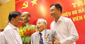 Thường trực Ban Bí thư Trần Cẩm Tú trao Huy hiệu 80 năm tuổi Đảng