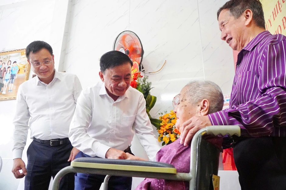 Thường trực Ban Bí thư Trần Cẩm Tú trao Huy hiệu 80 năm tuổi Đảng Thường trực Ban Bí thư Trần Cẩm Tú trao Huy hiệu 80 năm tuổi Đảng