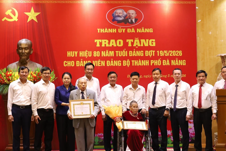 Thường trực Ban Bí thư Trần Cẩm Tú trao Huy hiệu 80 năm tuổi Đảng Thường trực Ban Bí thư Trần Cẩm Tú trao Huy hiệu 80 năm tuổi Đảng