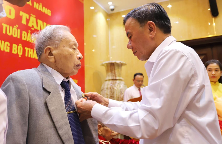 Thường trực Ban Bí thư Trần Cẩm Tú trao Huy hiệu 80 năm tuổi Đảng Thường trực Ban Bí thư Trần Cẩm Tú trao Huy hiệu 80 năm tuổi Đảng