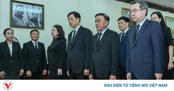 Thường trực Ban Bí thư Trần Cẩm Tú viếng đồng chí Saysomphone Phomvihane