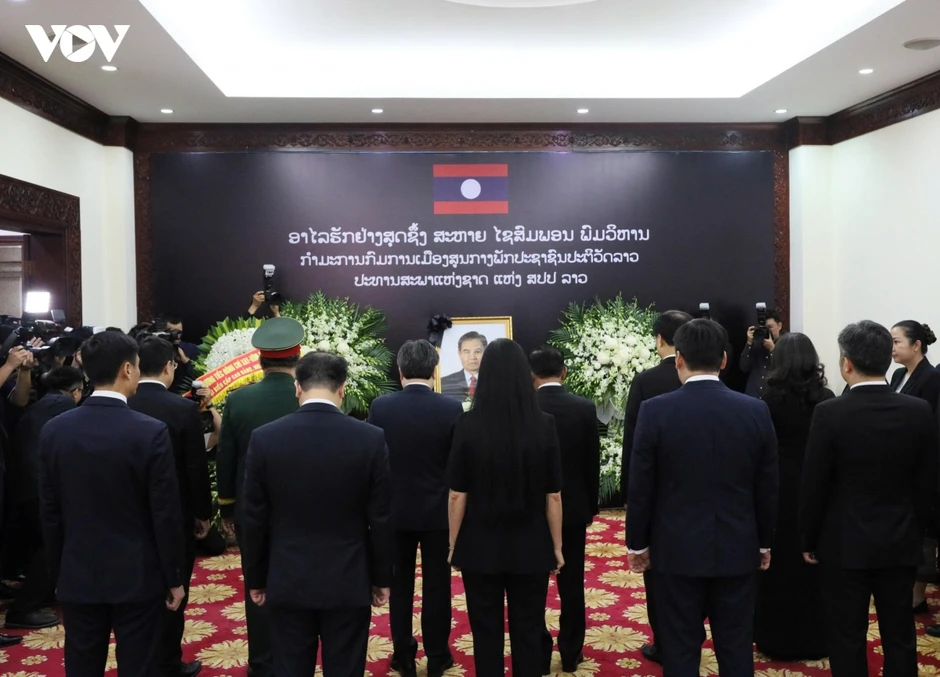 Thường trực Ban Bí thư Trần Cẩm Tú viếng đồng chí Saysomphone Phomvihane Thường trực Ban Bí thư Trần Cẩm Tú viếng đồng chí Saysomphone Phomvihane