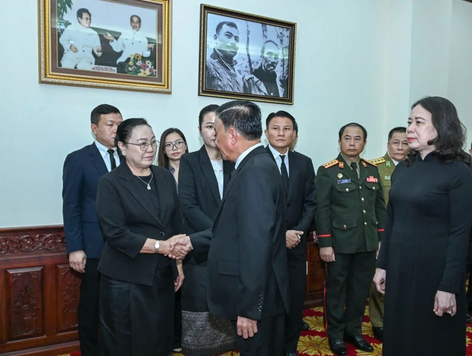 Thường trực Ban Bí thư Trần Cẩm Tú viếng đồng chí Saysomphone Phomvihane Thường trực Ban Bí thư Trần Cẩm Tú viếng đồng chí Saysomphone Phomvihane