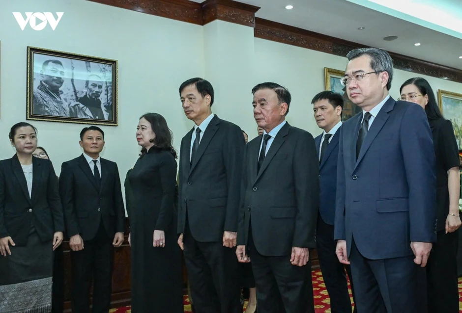 Thường trực Ban Bí thư Trần Cẩm Tú viếng đồng chí Saysomphone Phomvihane Thường trực Ban Bí thư Trần Cẩm Tú viếng đồng chí Saysomphone Phomvihane