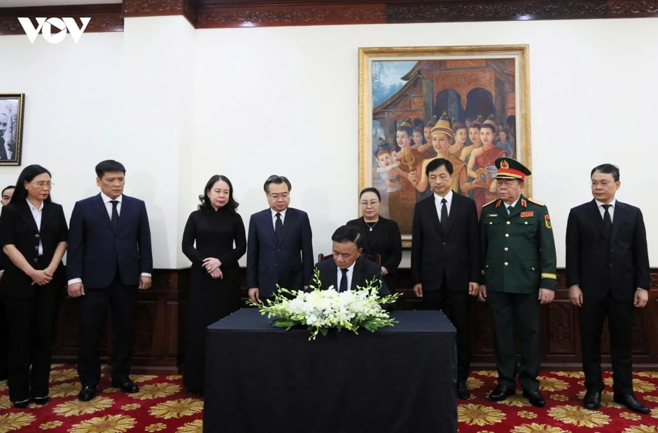 Thường trực Ban Bí thư Trần Cẩm Tú viếng đồng chí Saysomphone Phomvihane Thường trực Ban Bí thư Trần Cẩm Tú viếng đồng chí Saysomphone Phomvihane
