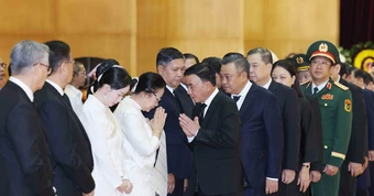 Thường trực Ban Bí thư Trần Cẩm Tú viếng, dự lễ truy điệu Chủ tịch Quốc hội Lào