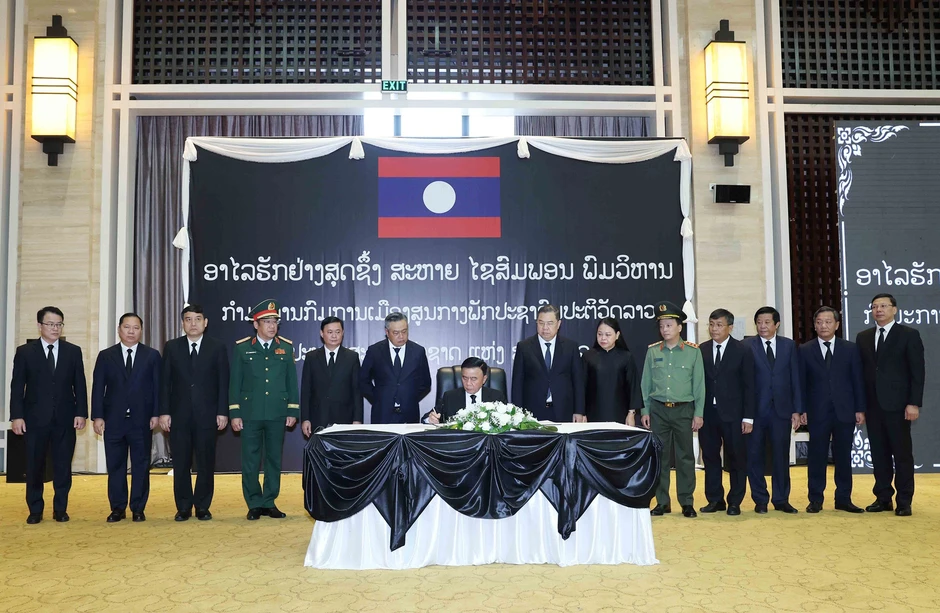 Thường trực Ban Bí thư Trần Cẩm Tú viếng, dự lễ truy điệu Chủ tịch Quốc hội Lào Thường trực Ban Bí thư Trần Cẩm Tú viếng, dự lễ truy điệu Chủ tịch Quốc hội Lào