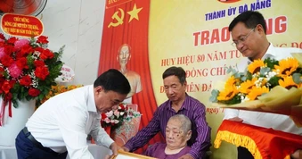 Thường trực Ban Bí thư trao Huy hiệu 80 năm tuổi Đảng tại Đà Nẵng