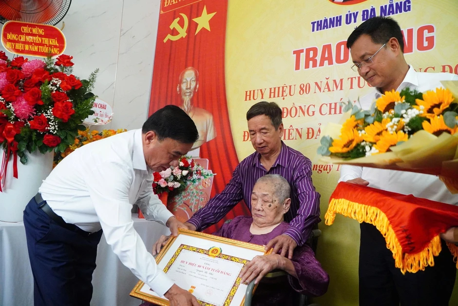 Thường trực Ban Bí thư trao Huy hiệu 80 năm tuổi Đảng tại Đà Nẵng Thường trực Ban Bí thư trao Huy hiệu 80 năm tuổi Đảng tại Đà Nẵng