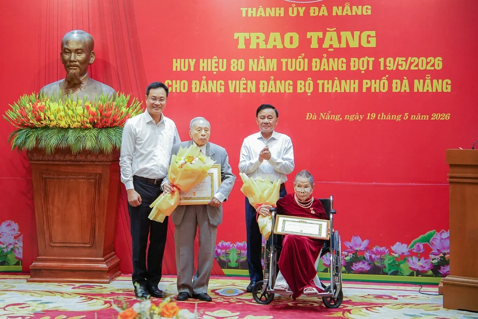 Thường trực Ban Bí thư trao Huy hiệu 80 năm tuổi Đảng tại Đà Nẵng Thường trực Ban Bí thư trao Huy hiệu 80 năm tuổi Đảng tại Đà Nẵng