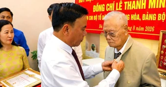 Thường trực Ban Bí thư trao tặng Huy hiệu 80 năm tuổi Đảng tại Đà Nẵng