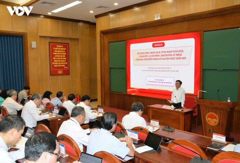 Thường trực Ban Bí thư truyền đạt chuyên đề về xây dựng Đảng với các Ủy viên TW Đảng khóa XIV Thường trực Ban Bí thư truyền đạt chuyên đề về xây dựng Đảng với các Ủy viên TW Đảng khóa XIV