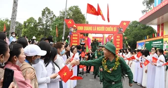 Thượng tướng Nguyễn Trường Thắng thăm hỏi, động viên thanh niên Đồng Nai lên đường nhập ngũ