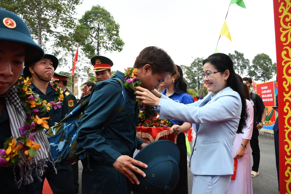 Thượng tướng Nguyễn Trường Thắng thăm hỏi, động viên thanh niên Đồng Nai lên đường nhập ngũ Thượng tướng Nguyễn Trường Thắng thăm hỏi, động viên thanh niên Đồng Nai lên đường nhập ngũ