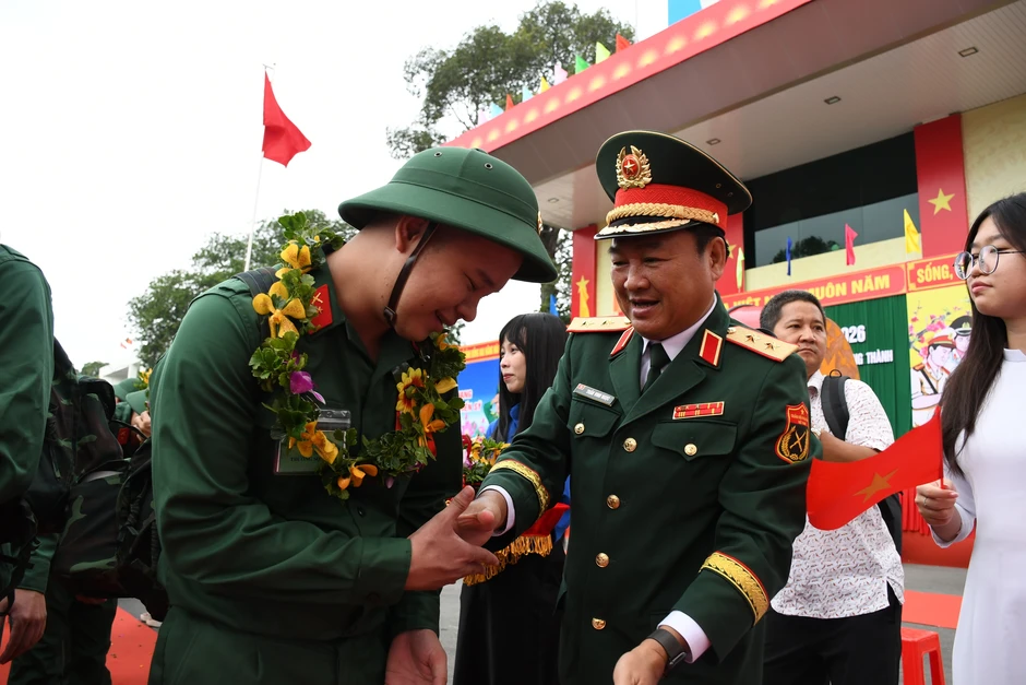 Thượng tướng Nguyễn Trường Thắng thăm hỏi, động viên thanh niên Đồng Nai lên đường nhập ngũ Thượng tướng Nguyễn Trường Thắng thăm hỏi, động viên thanh niên Đồng Nai lên đường nhập ngũ