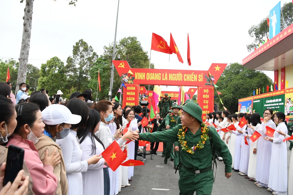 Thượng tướng Nguyễn Trường Thắng thăm hỏi, động viên thanh niên Đồng Nai lên đường nhập ngũ Thượng tướng Nguyễn Trường Thắng thăm hỏi, động viên thanh niên Đồng Nai lên đường nhập ngũ