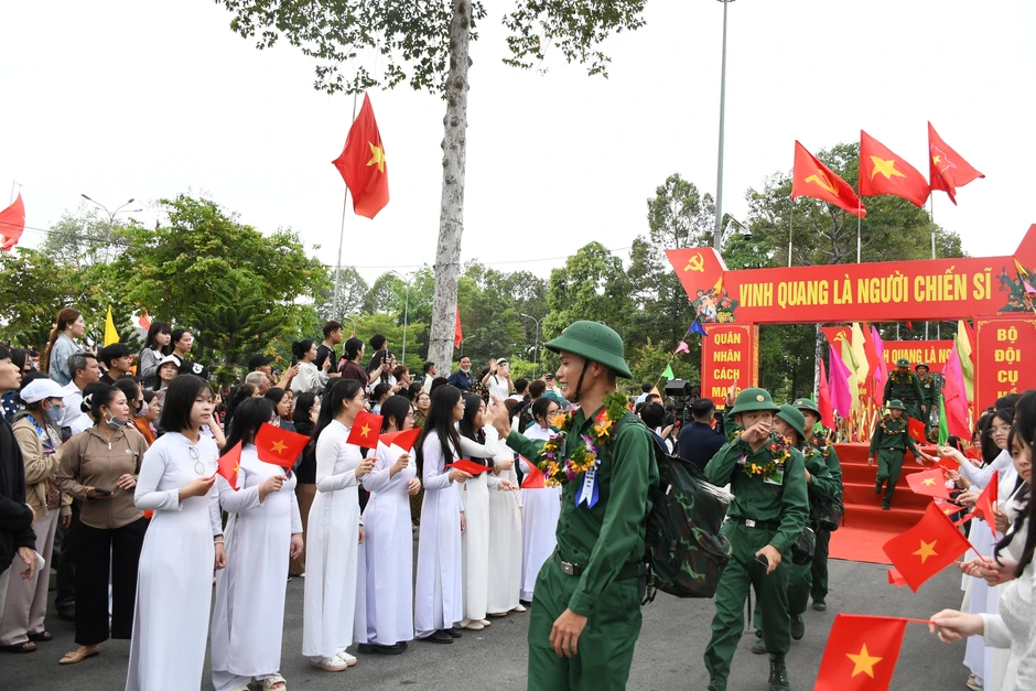 Thượng tướng Nguyễn Trường Thắng thăm hỏi, động viên thanh niên Đồng Nai lên đường nhập ngũ Thượng tướng Nguyễn Trường Thắng thăm hỏi, động viên thanh niên Đồng Nai lên đường nhập ngũ