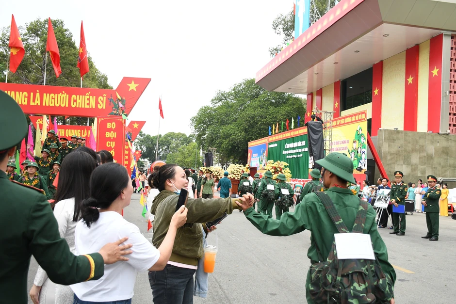 Thượng tướng Nguyễn Trường Thắng thăm hỏi, động viên thanh niên Đồng Nai lên đường nhập ngũ Thượng tướng Nguyễn Trường Thắng thăm hỏi, động viên thanh niên Đồng Nai lên đường nhập ngũ