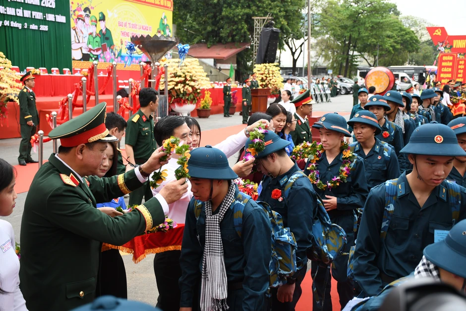 Thượng tướng Nguyễn Trường Thắng thăm hỏi, động viên thanh niên Đồng Nai lên đường nhập ngũ Thượng tướng Nguyễn Trường Thắng thăm hỏi, động viên thanh niên Đồng Nai lên đường nhập ngũ
