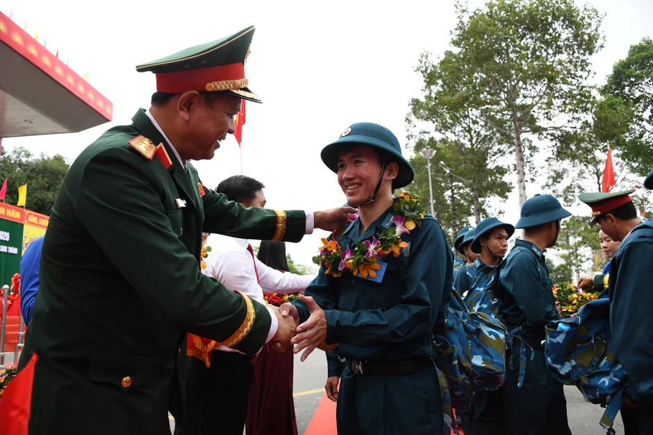 Thượng tướng Nguyễn Trường Thắng thăm hỏi, động viên thanh niên Đồng Nai lên đường nhập ngũ Thượng tướng Nguyễn Trường Thắng thăm hỏi, động viên thanh niên Đồng Nai lên đường nhập ngũ