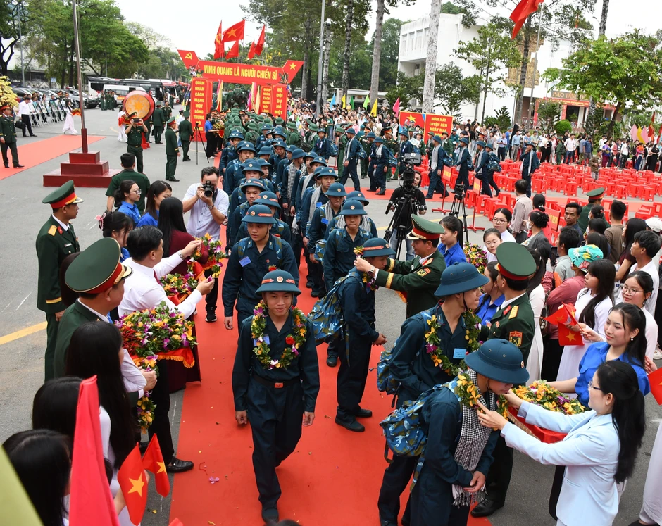 Thượng tướng Nguyễn Trường Thắng thăm hỏi, động viên thanh niên Đồng Nai lên đường nhập ngũ Thượng tướng Nguyễn Trường Thắng thăm hỏi, động viên thanh niên Đồng Nai lên đường nhập ngũ