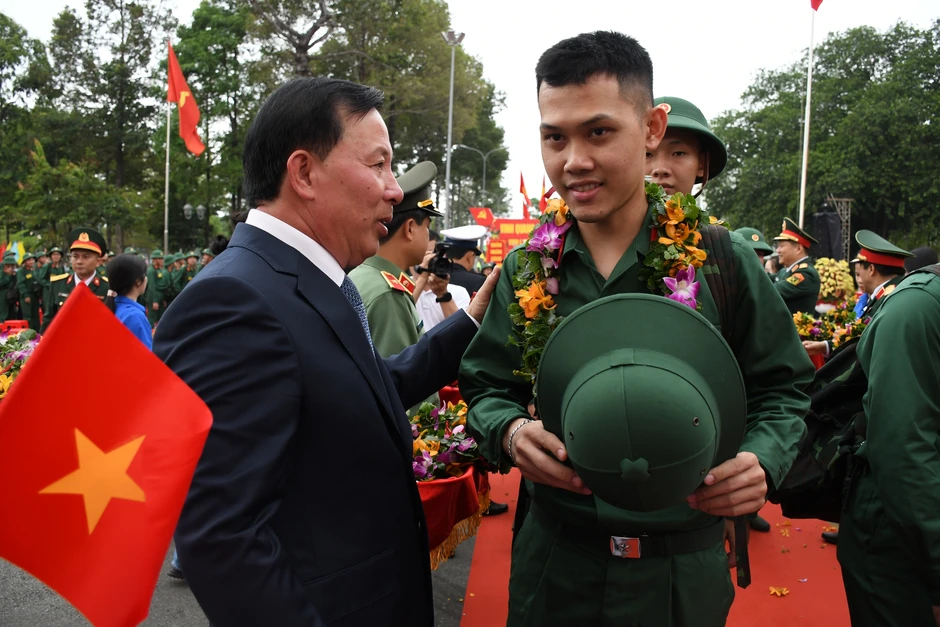 Thượng tướng Nguyễn Trường Thắng thăm hỏi, động viên thanh niên Đồng Nai lên đường nhập ngũ Thượng tướng Nguyễn Trường Thắng thăm hỏi, động viên thanh niên Đồng Nai lên đường nhập ngũ