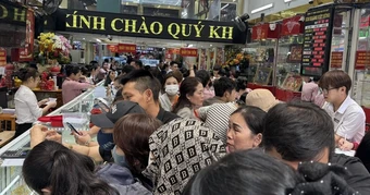 Tiệm vàng ở Đà Nẵng đông nghẹt từ 5 giờ sáng, nhẫn 5 phân đến 1 chỉ hút khách