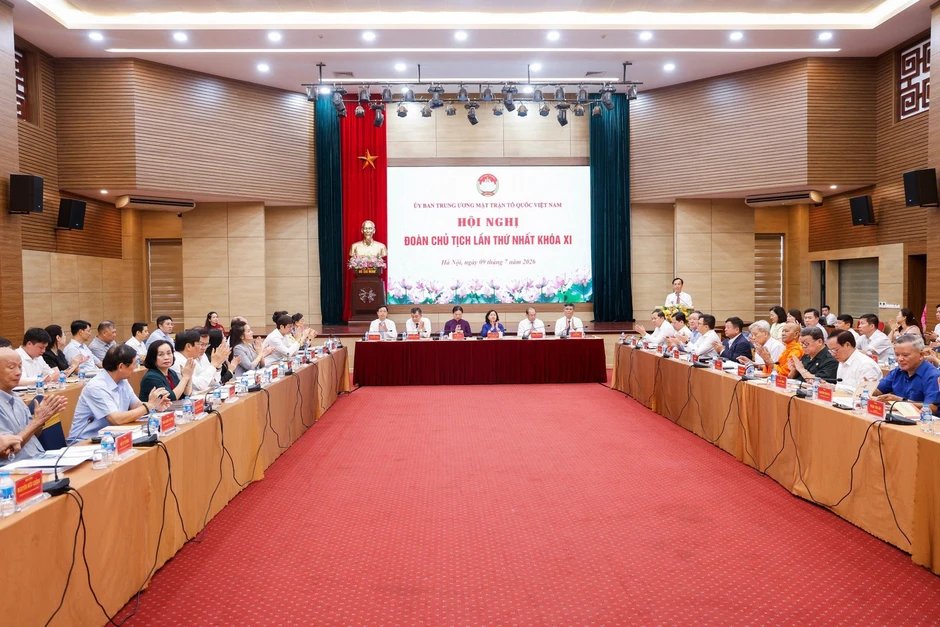 Tiếp tục kiện toàn tổ chức bộ máy, đội ngũ cán bộ Mặt trận, các tổ chức chính trị - xã hội, hội quần chúng Tiếp tục kiện toàn tổ chức bộ máy, đội ngũ cán bộ Mặt trận, các tổ chức chính trị - xã hội, hội quần chúng