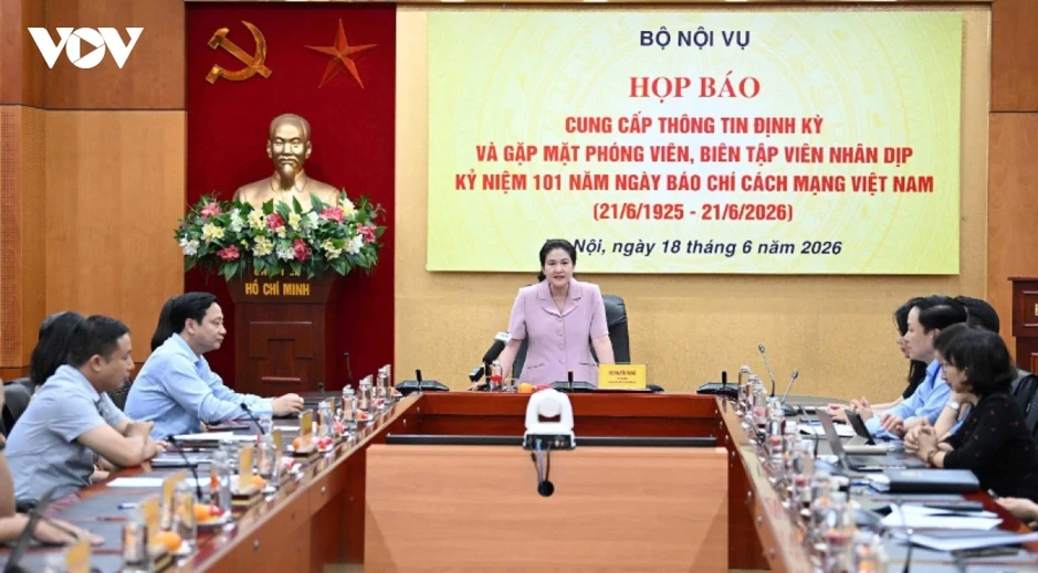 Tiếp tục tham mưu sắp xếp tinh gọn tổ chức bên trong các Bộ, cơ quan trung ương Tiếp tục tham mưu sắp xếp tinh gọn tổ chức bên trong các Bộ, cơ quan trung ương