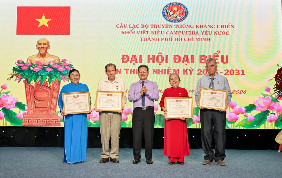 Tiếp tục ưu tiên chăm lo gia đình chính sách, gia đình liệt sĩ, người neo đơn Tiếp tục ưu tiên chăm lo gia đình chính sách, gia đình liệt sĩ, người neo đơn