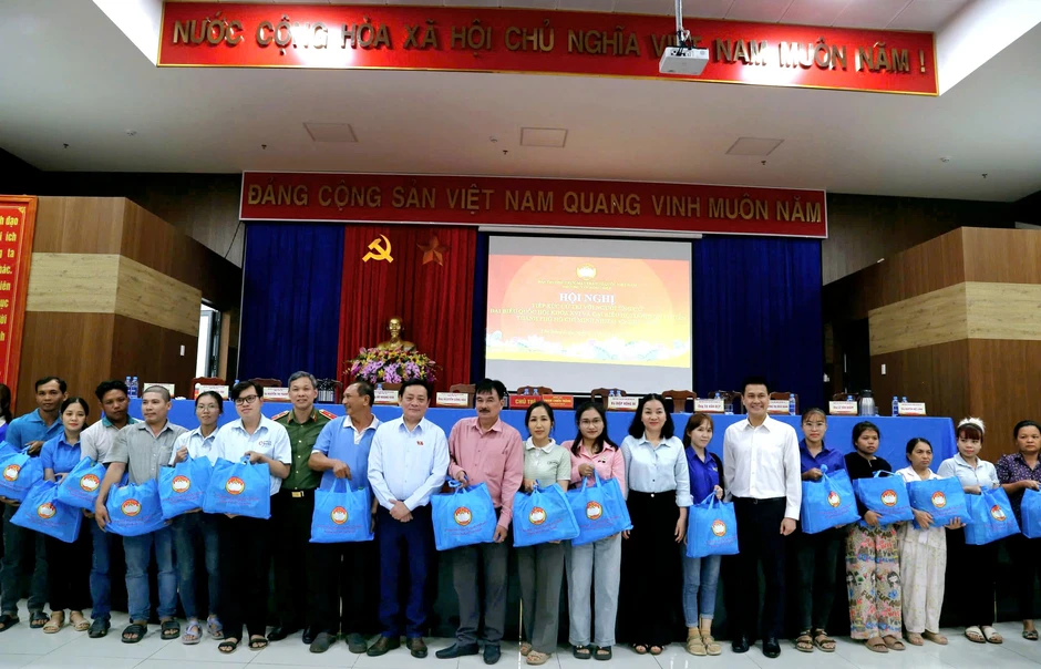 Tiếp xúc ứng cử viên ĐBQH và HĐND TPHCM: Công nhân nói tiền lương chỉ đủ sống, không có tích luỹ Tiếp xúc ứng cử viên ĐBQH và HĐND TPHCM: Công nhân nói tiền lương chỉ đủ sống, không có tích luỹ