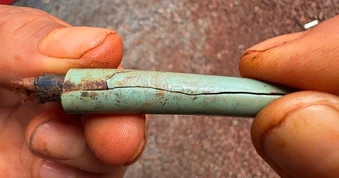 Tìm thấy cây bút khắc chữ "Văn Chín" trong mộ liệt sĩ ở Đồng Nai