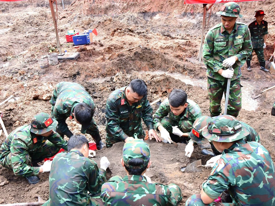 Tìm thấy thêm 10 bộ hài cốt liệt sĩ ở Công viên Lê Thị Riêng Tìm thấy thêm 10 bộ hài cốt liệt sĩ ở Công viên Lê Thị Riêng