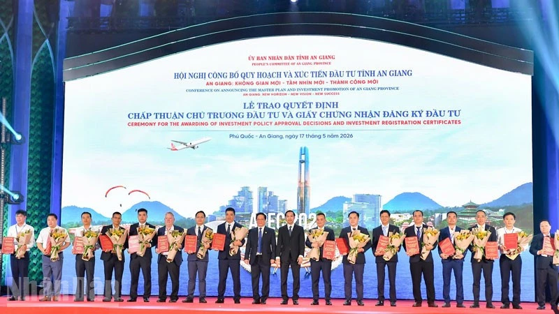 Tỉnh An Giang trao quyết định chấp thuận chủ trương đầu tư cho 19 dự án với tổng vốn gần 67.000 tỷ đồng Tỉnh An Giang trao quyết định chấp thuận chủ trương đầu tư cho 19 dự án với tổng vốn gần 67.000 tỷ đồng