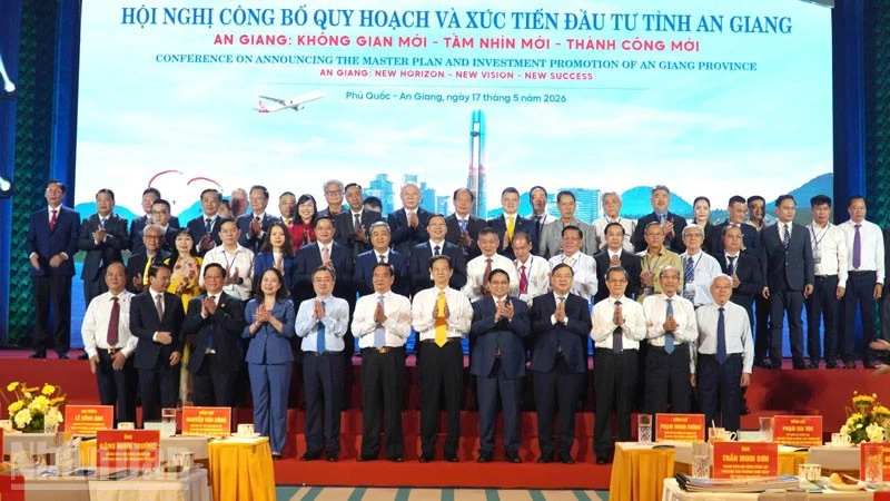 Tỉnh An Giang trao quyết định chấp thuận chủ trương đầu tư cho 19 dự án với tổng vốn gần 67.000 tỷ đồng Tỉnh An Giang trao quyết định chấp thuận chủ trương đầu tư cho 19 dự án với tổng vốn gần 67.000 tỷ đồng